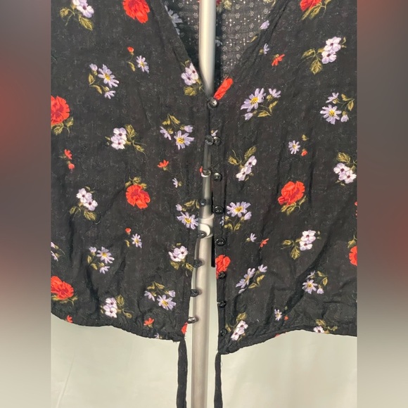 American Eagle crop‎ black floral top size XL - Picture 2 of 8